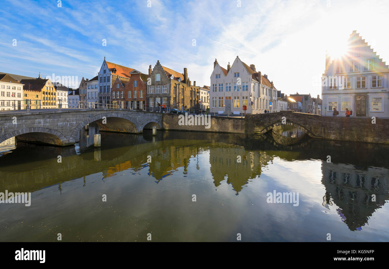 Edifici storici del centro città incorniciata da vecchi ponti dei tipici canali di Bruges Fiandre Ovest Europa Belgio Foto Stock