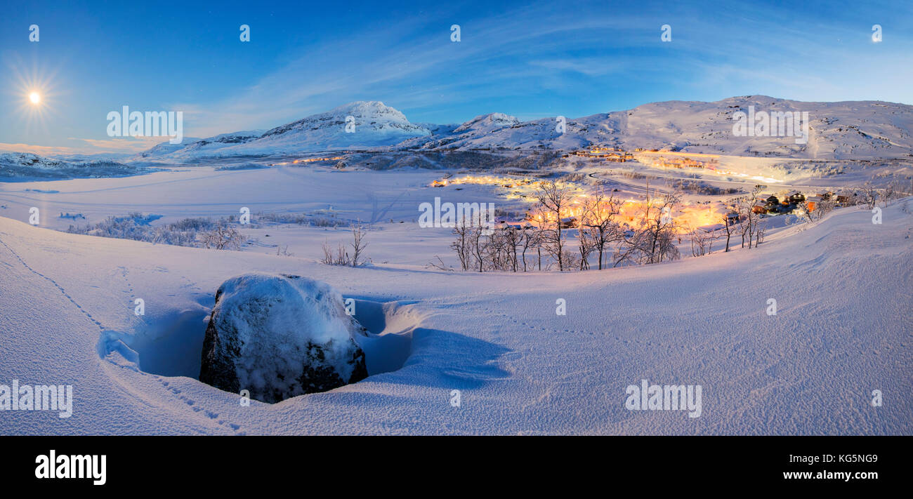 Panoramica del villaggio iminated al crepuscolo, riksgransen, abisko, kiruna comune, norrbotten county, Lapponia, Svezia Foto Stock