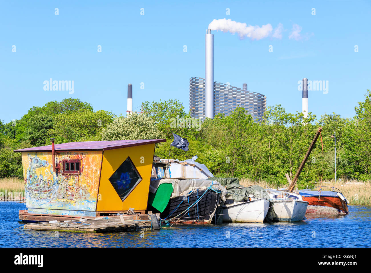 Barche e casa galleggiante visto dal viaggio in barca lungo i canali di copenhagen, Danimarca Foto Stock