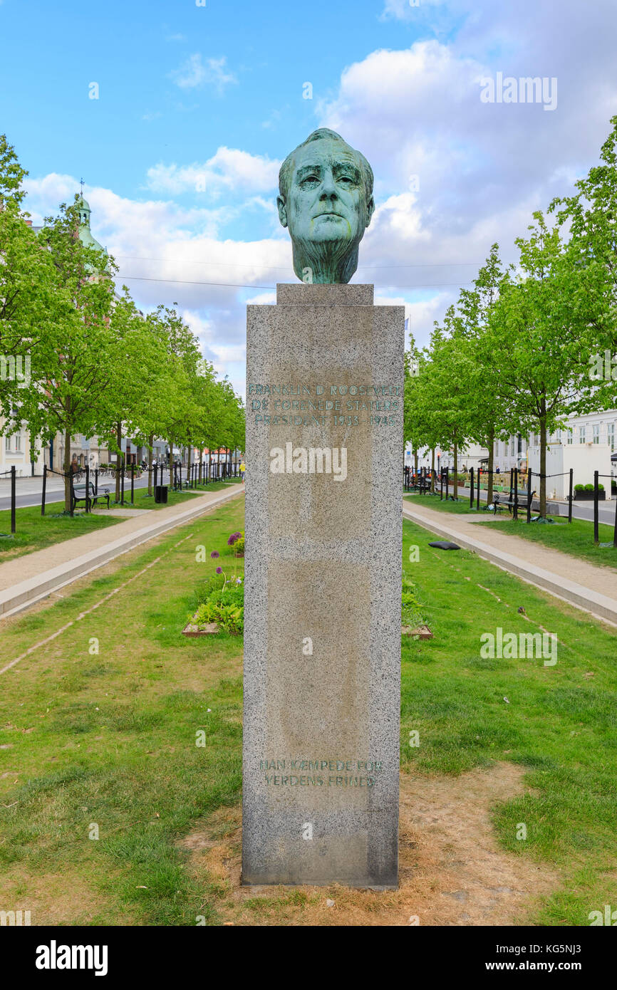 Busto di bronzo sulla colonna di Franklin D. Roosevelt, Piazza St. Ann, Copenhagen, Danimarca Foto Stock