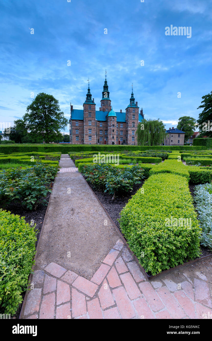 Il castello di Rosenborg visto dai giardini di Kongens Have, Copenhagen, Danimarca Foto Stock