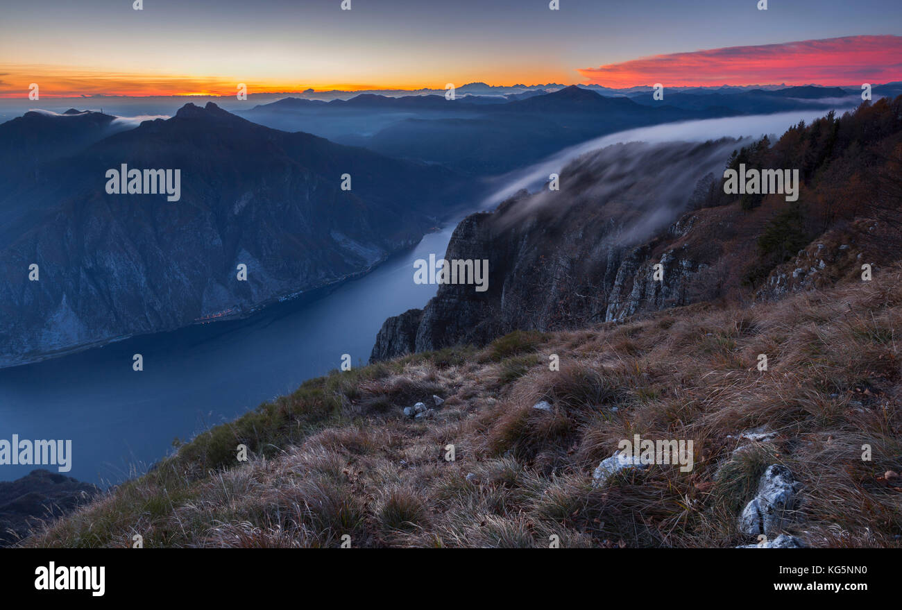 Artiglio di nebbia oltre le montagne di Lecco e provincia di Lecco, lago di como, Lombardia, Italia, Europa Foto Stock