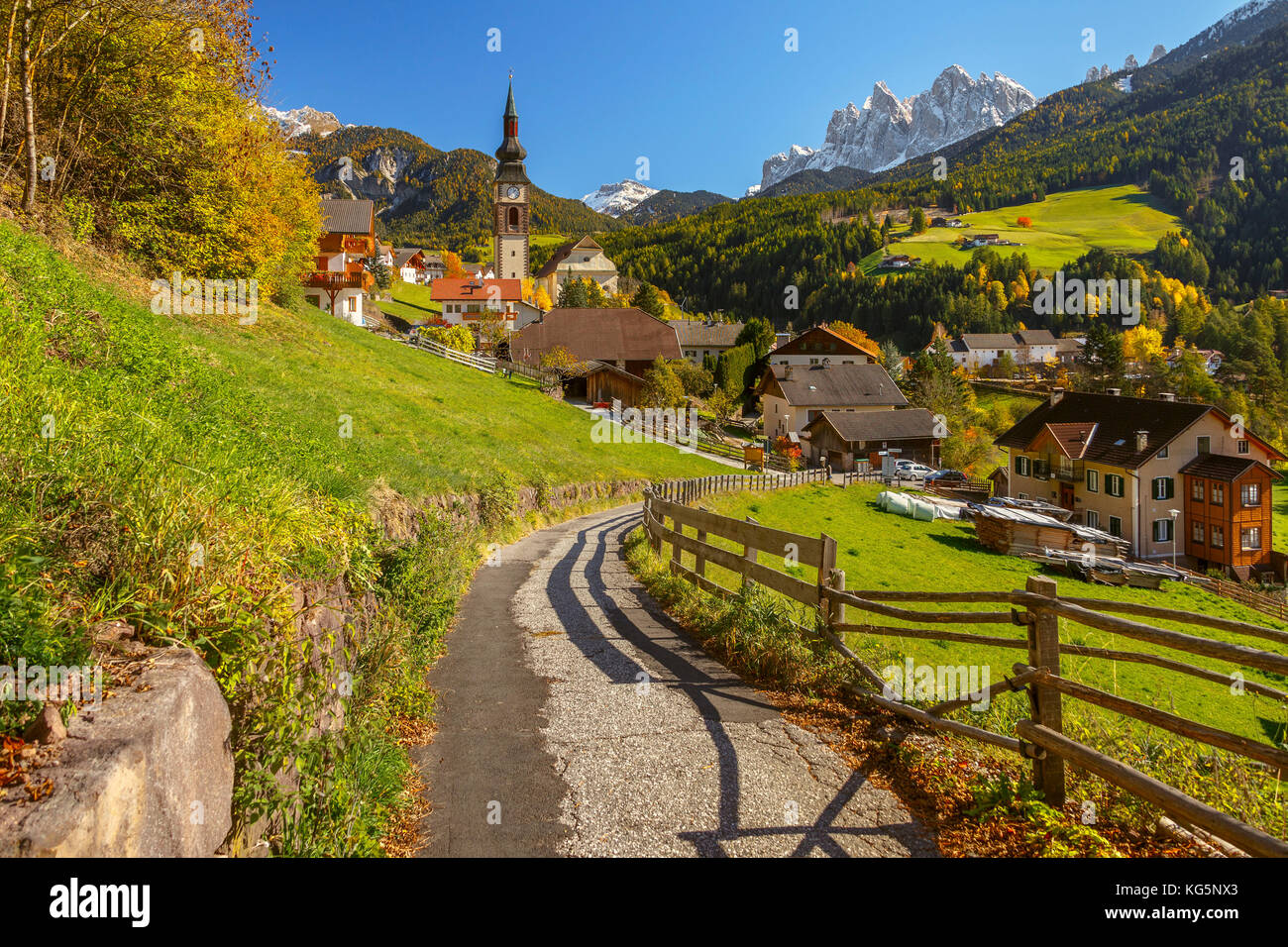 San Pietro, val di funes, Odle, Dolomiti, Alto Adige regione TRENTINO ALTO ADIGE, PROVINCIA AUTONOMA DI BOLZANO, Italia, Europa Foto Stock