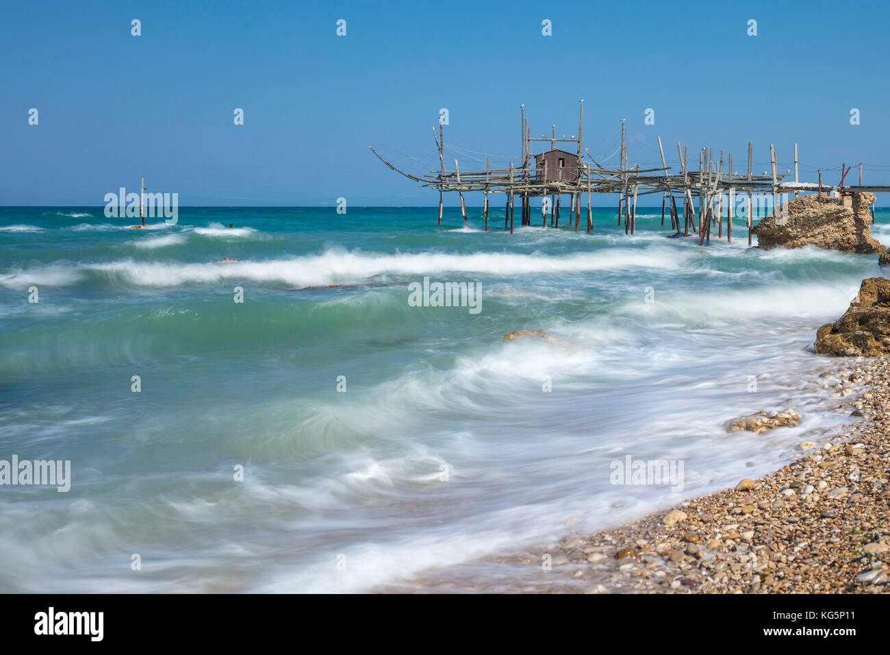 Vista della costa dei trabocchi, trabocco è una vecchia macchina da pesca tipica della costa abruzzese di distretto, mare adriatico, Italia Foto Stock