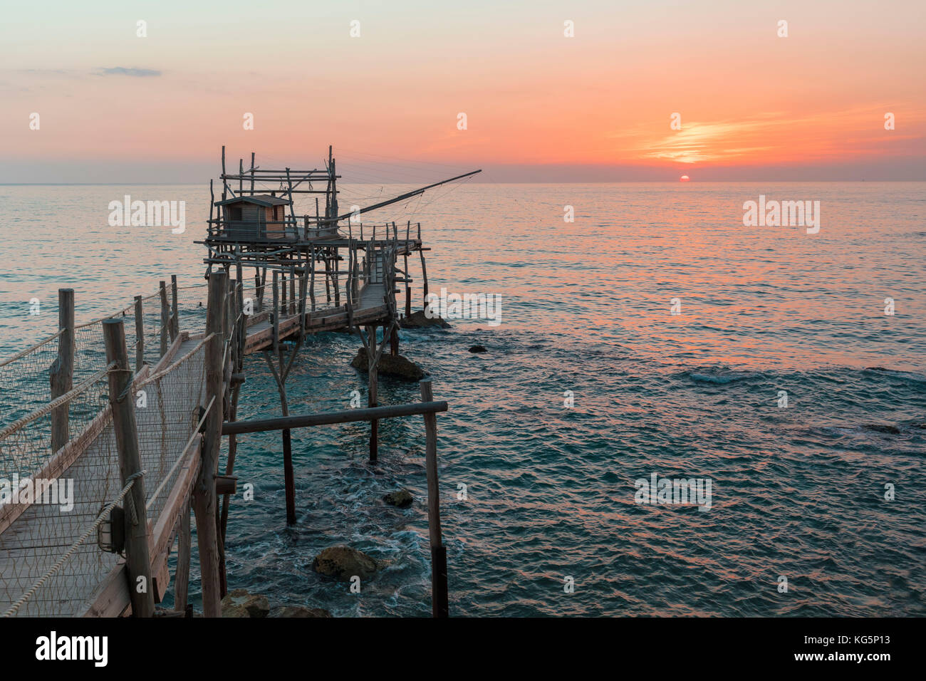 Vista della costa dei trabocchi, trabocco è una vecchia macchina da pesca tipica della costa abruzzese di distretto, mare adriatico, Italia Foto Stock