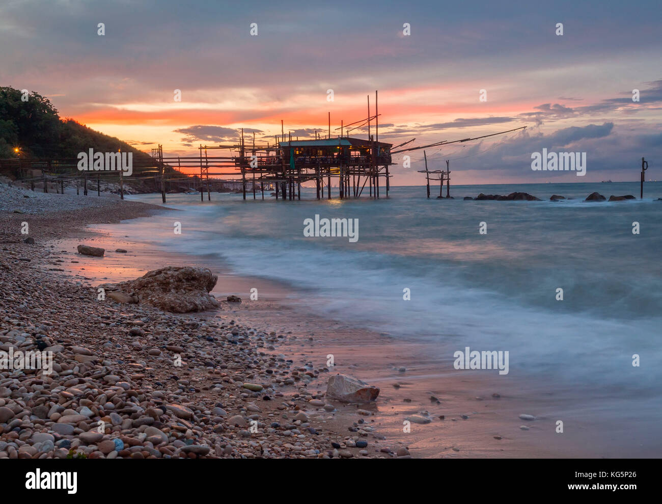 Tramonto sul mare adriatico in costa trabocchi san vito chietino, distretto di Chieti ortona Abruzzo, Italia, Europa Foto Stock