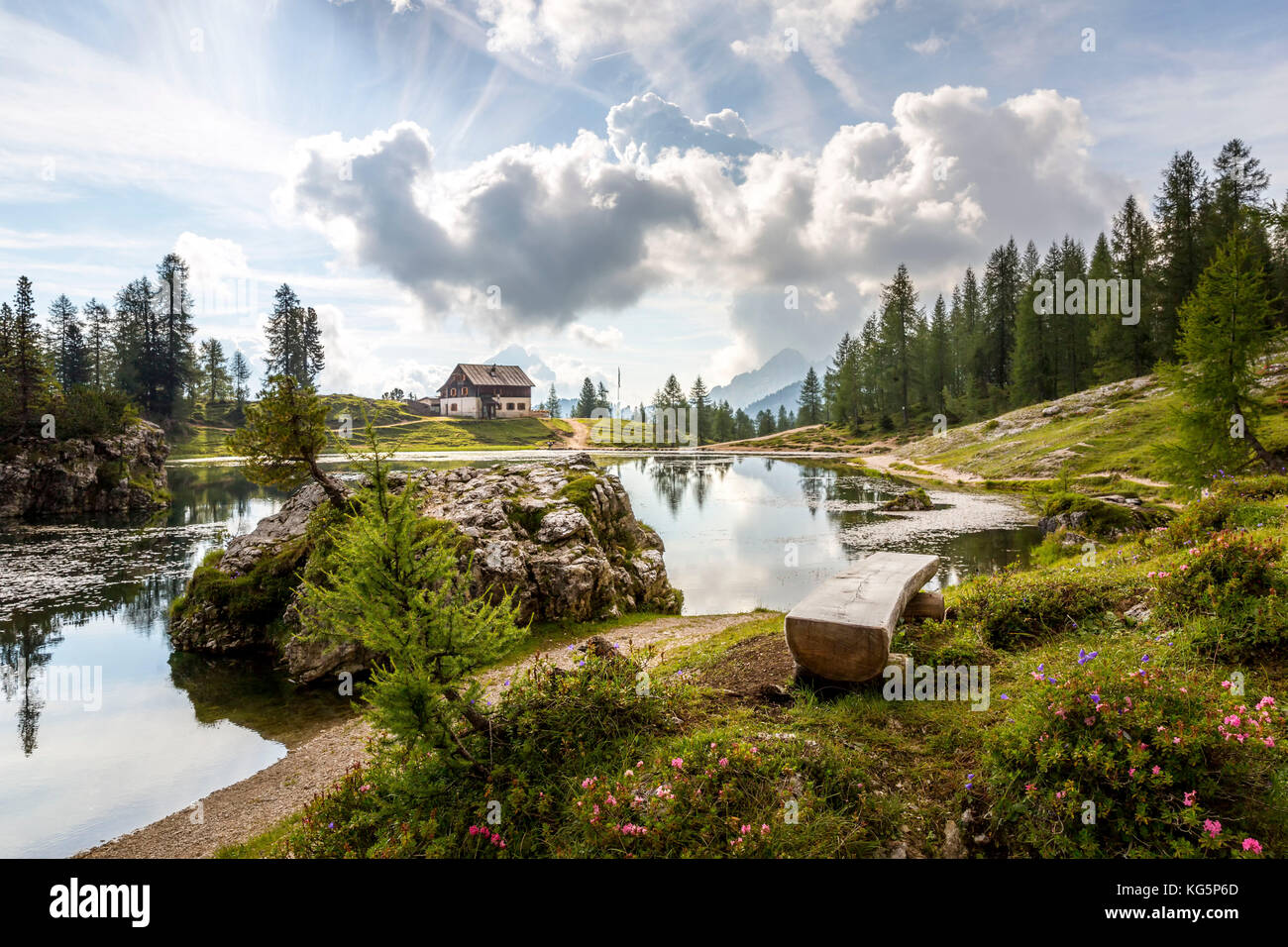 Il tranquillo lago di Federa con l'accogliente rifugio Croda da Lago, Cortina d'Ampezzo, Belluno, Veneto, Italia Foto Stock