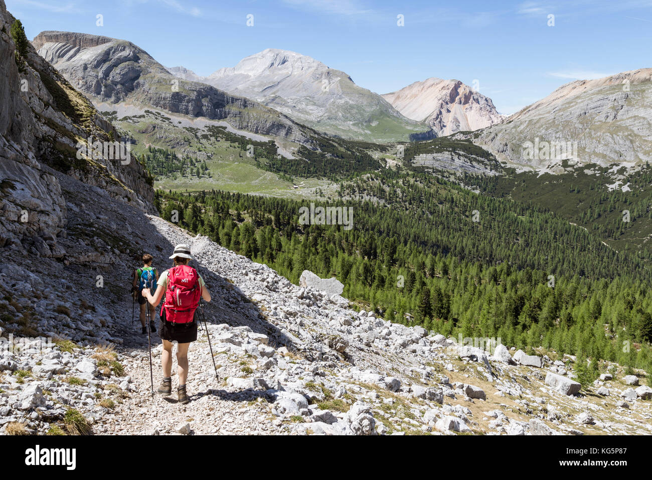 L'italia, alto adige, bolzano distretto, san vigilio di marebbe, vista di fanes valle sul percorso di ritorno dalla cima della Croda del vallon bianco Foto Stock