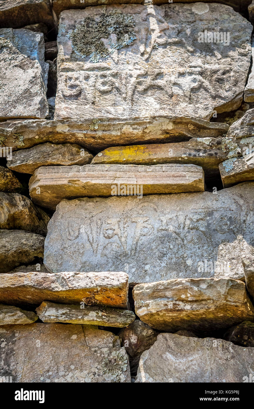 La preghiera buddista scolpita nella pietra, distretto rasuwa, regione bagmati, Nepal, asia Foto Stock