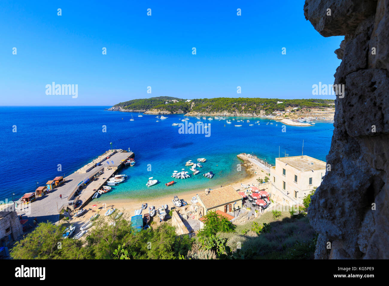 Porto di San Nicola e dell'isola di san domino isola dalla Abbazia di santa maria, isole Tremiti, puglia, Italia. Foto Stock
