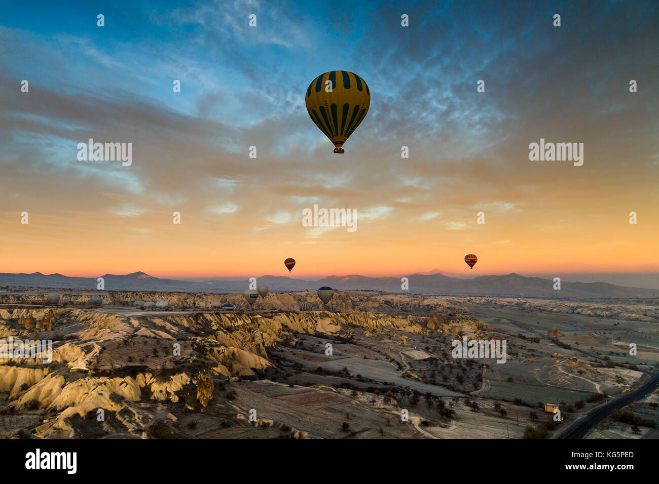 Palloncini a volare su un ottima vista di Goreme, Goreme, Cappadocia, Turchia (Turchia) Foto Stock