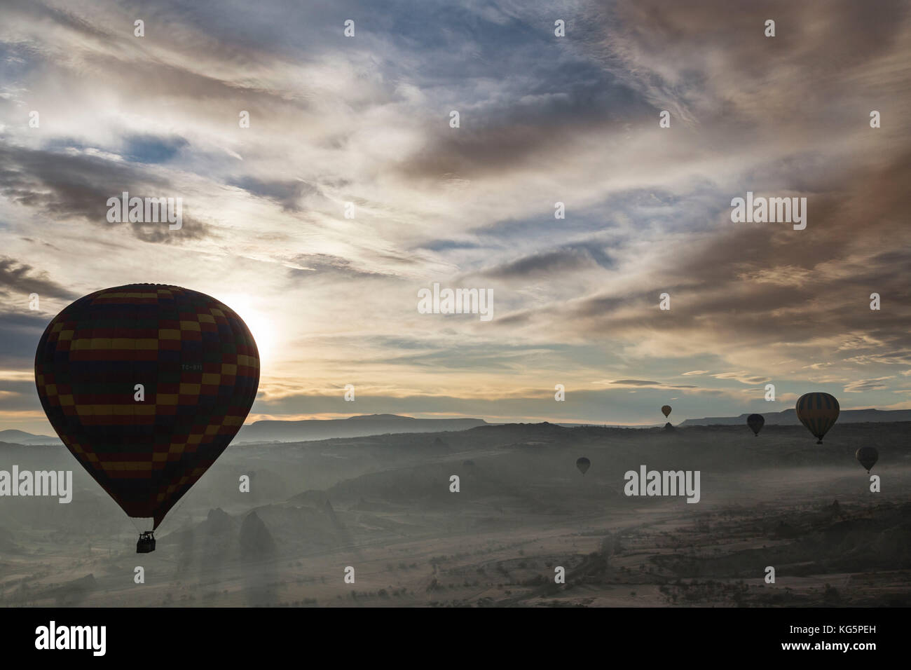 I palloni ad aria calda a volare su Goreme, Cappadocia, Turchia (Turchia) Foto Stock