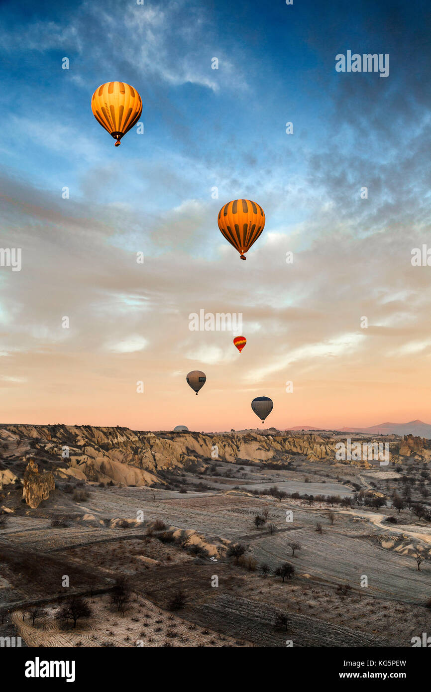 I palloni ad aria calda a volare su goreme, Cappadocia, Turchia Foto Stock