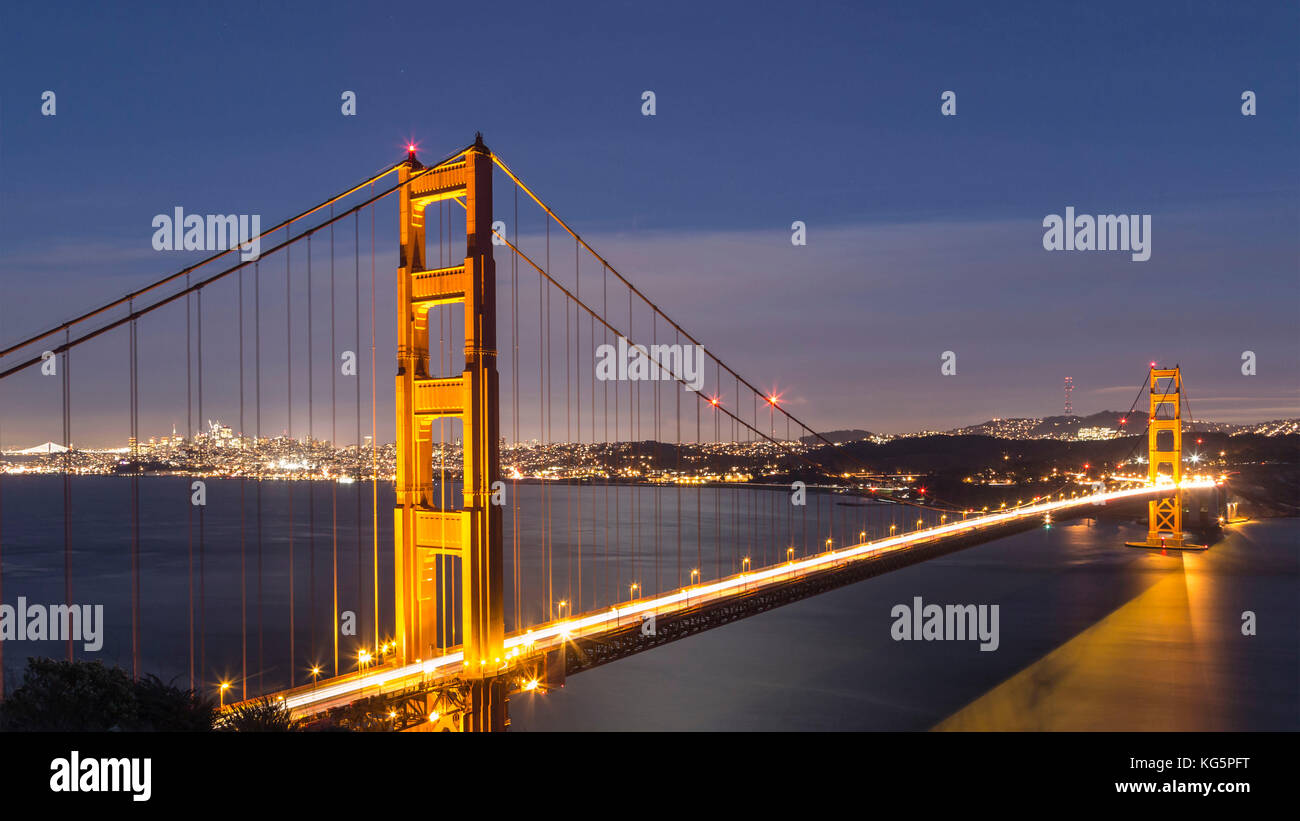 Crepuscolo presso Golden Bridge di San Francisco, California, Stati Uniti d'America Foto Stock