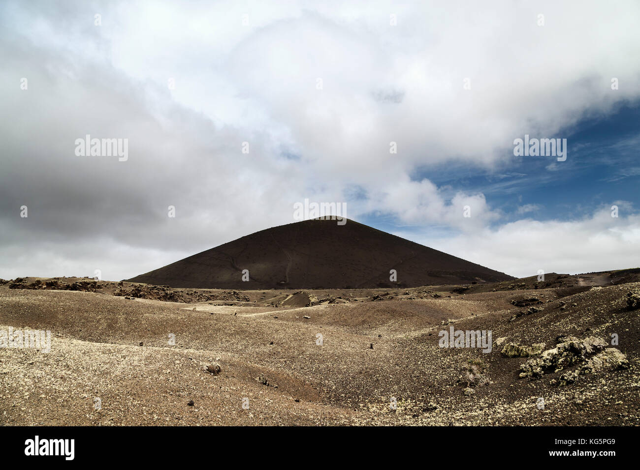 La montagna solitaria, Parco Nazionale di Timanfaya, Lanzarote, Isole canarie, Spagna Foto Stock