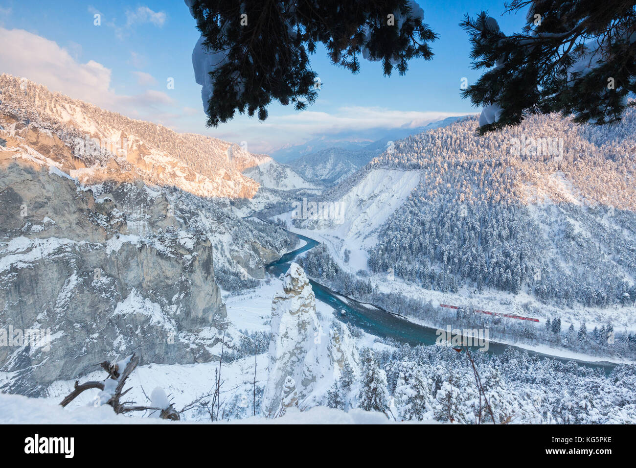 Transito del treno Rosso nella profonda gola del Reno. Gola del Reno (Ruinaulta), Flims, Imboden, Graubunden, Svizzera, Europa Foto Stock