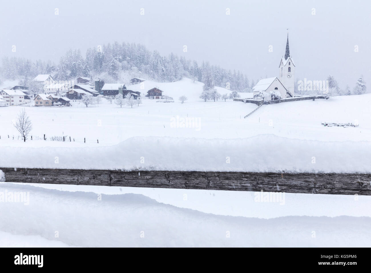 Il piccolo villaggio di Versam con la sua chiesa durante una tempesta invernale. Versam, Safiental, Surselva, Graubunden, Svizzera, Europa Foto Stock