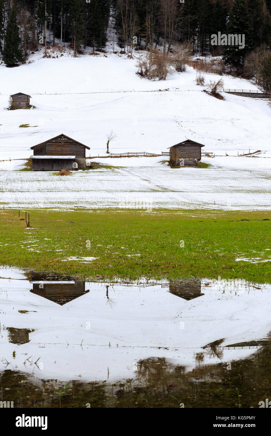 Le tipiche case di Walser si riflettono negli stagni creati dallo scongelamento. Versam, Safiental, Surselva, Graubunden, Svizzera, Europa Foto Stock