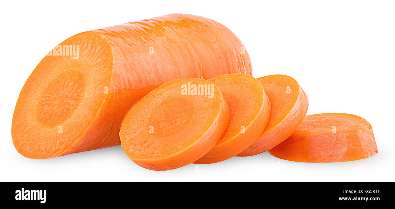 Tagliare la carota fresco isolato su sfondo bianco. percorso di clipping. Foto Stock