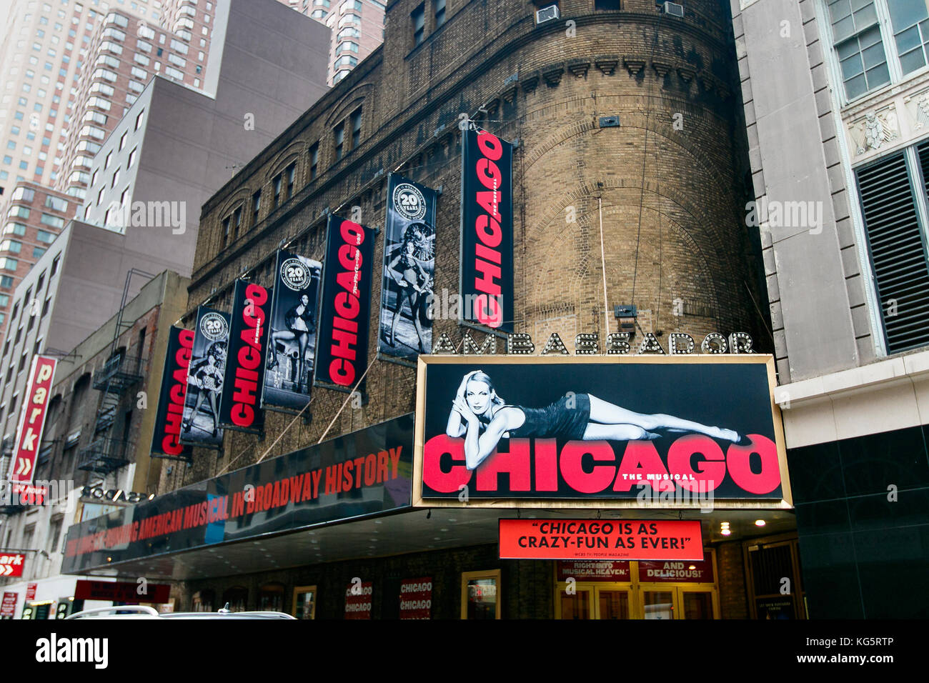 Esterno del Teatro Ambassador con pubblicità del Chicago musical. Foto Stock