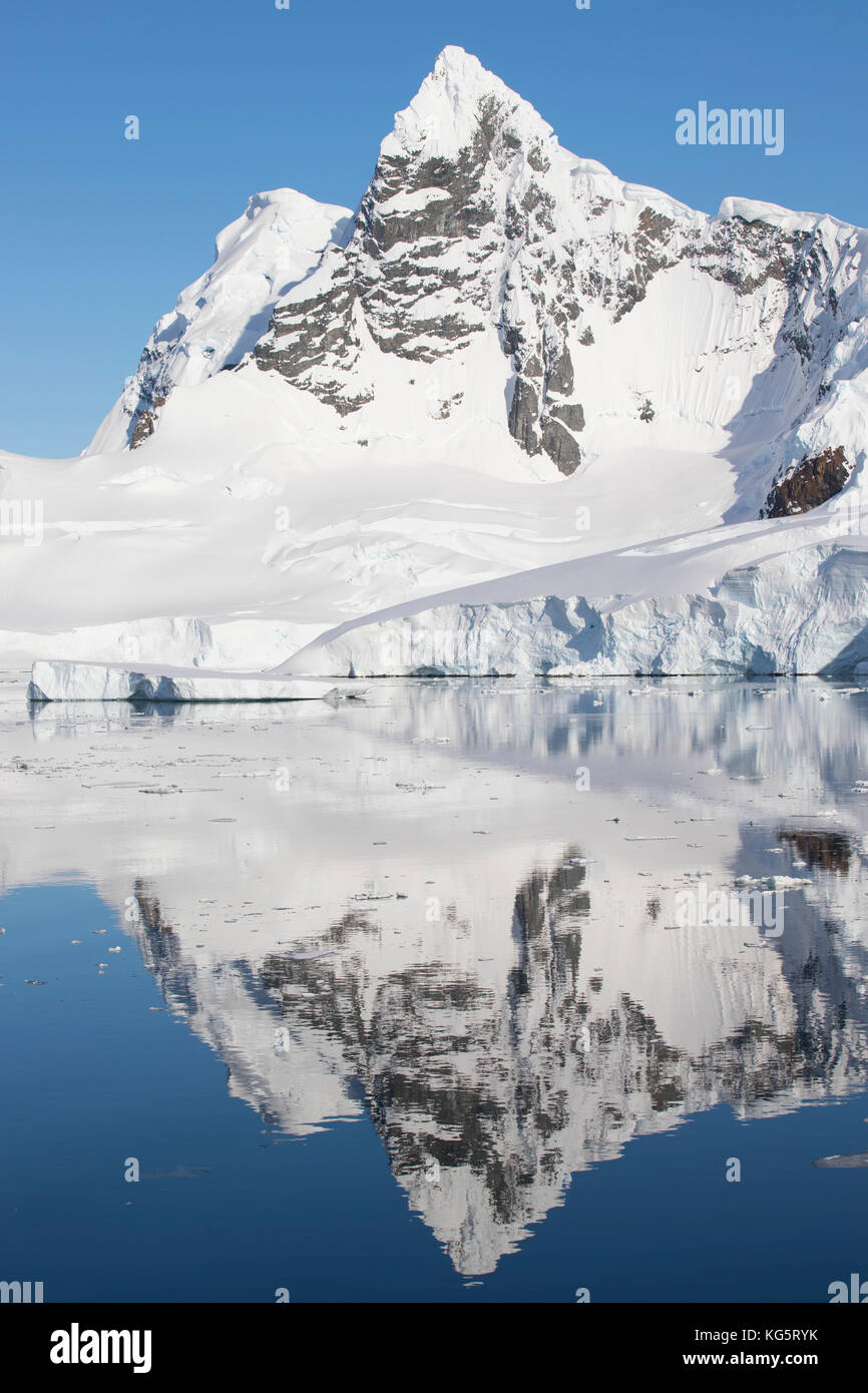 Montagne incontaminate e le riflessioni di Antartide Foto Stock