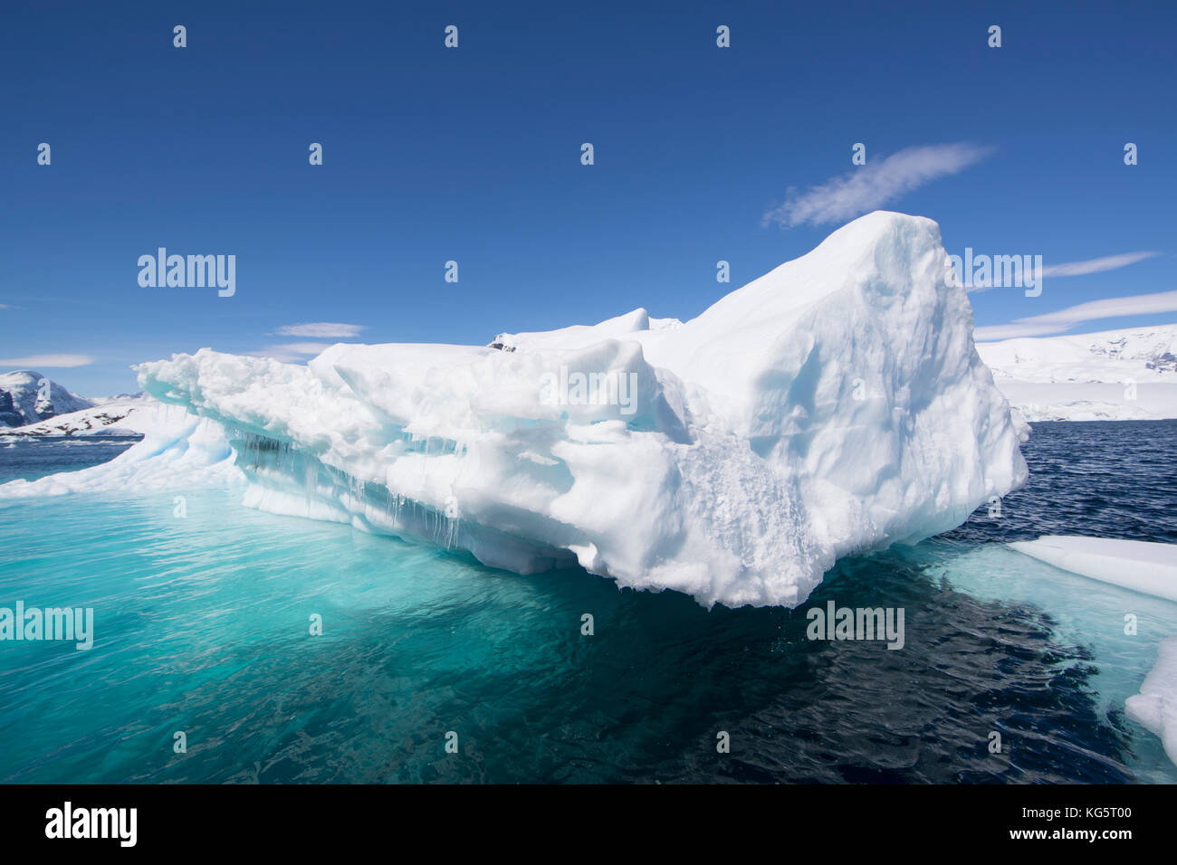 Iceberg con ghiaccioli, vaporetto punto, Paradise Bay, l'Antartide. Foto Stock