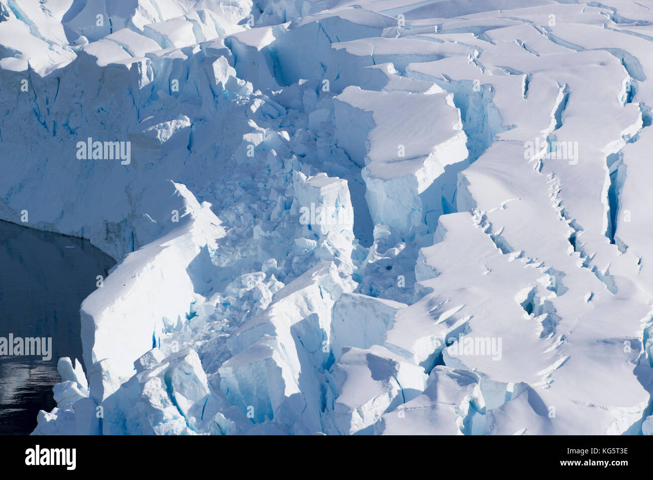 Guardando verso il basso su un ghiacciaio crevassed, Antartide Foto Stock