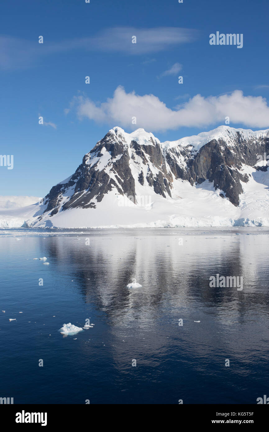 Montagne innevate, Lemaire Channel, Antartide Foto Stock