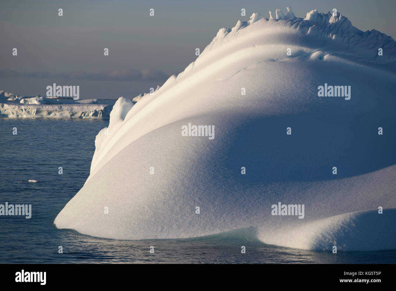 Ricerca scultorea iceberg, Antartide Foto Stock
