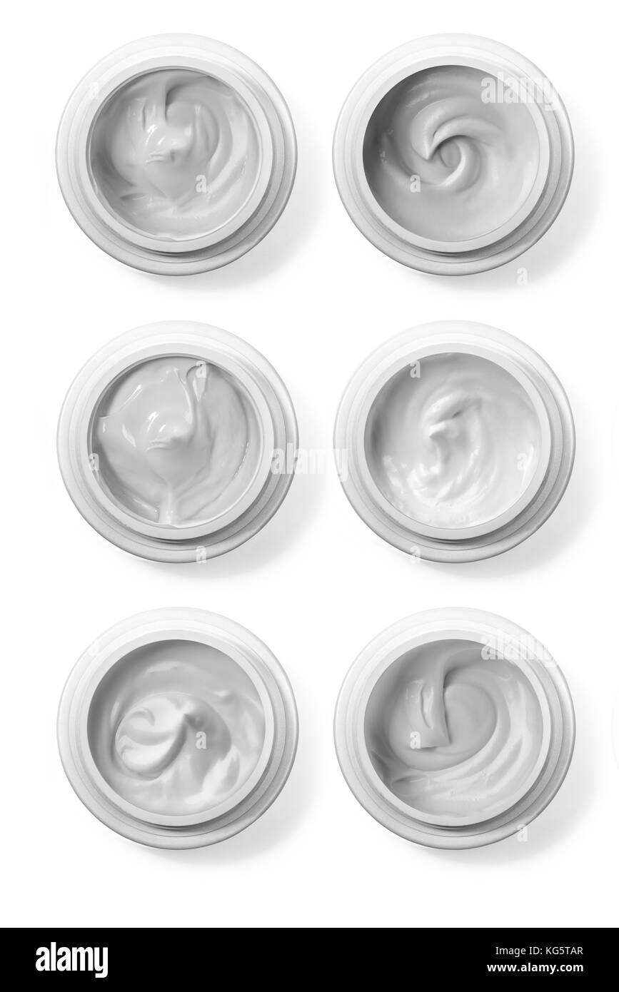 Close up di crema di bellezza o yogurt su sfondo bianco Foto Stock