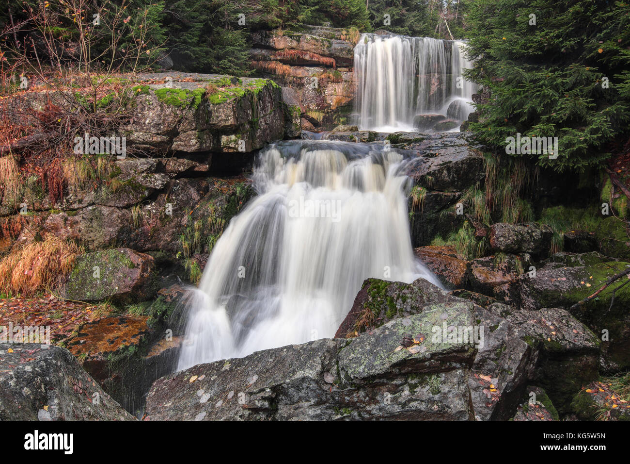 Cascate sul jedlova creek in autunno Foto Stock