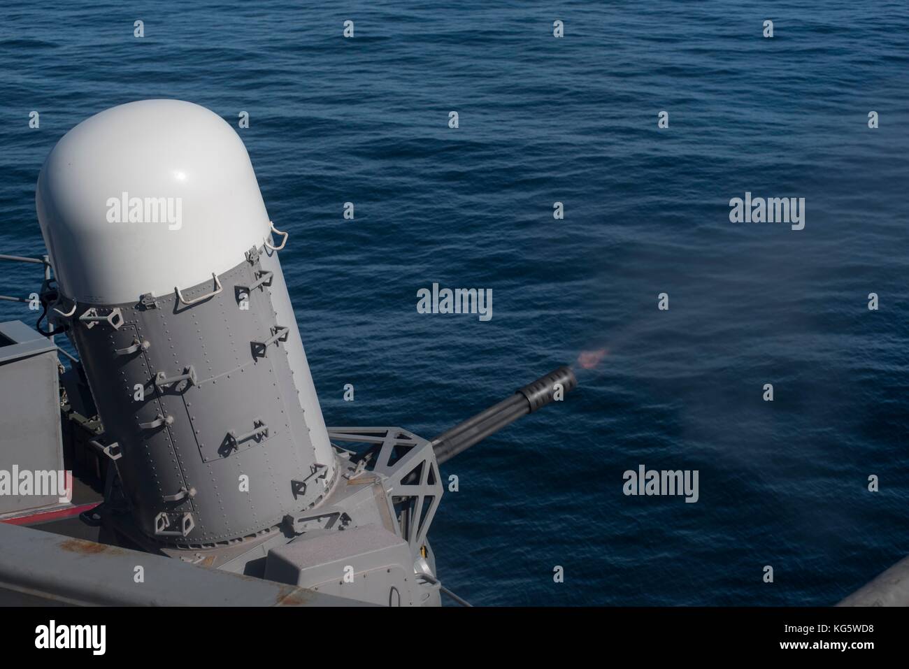 USS Harry Truman (CVN 75) conduce un'esercitazione a fuoco di armi Close-In Sistema (CIWS) a bordo Foto Stock