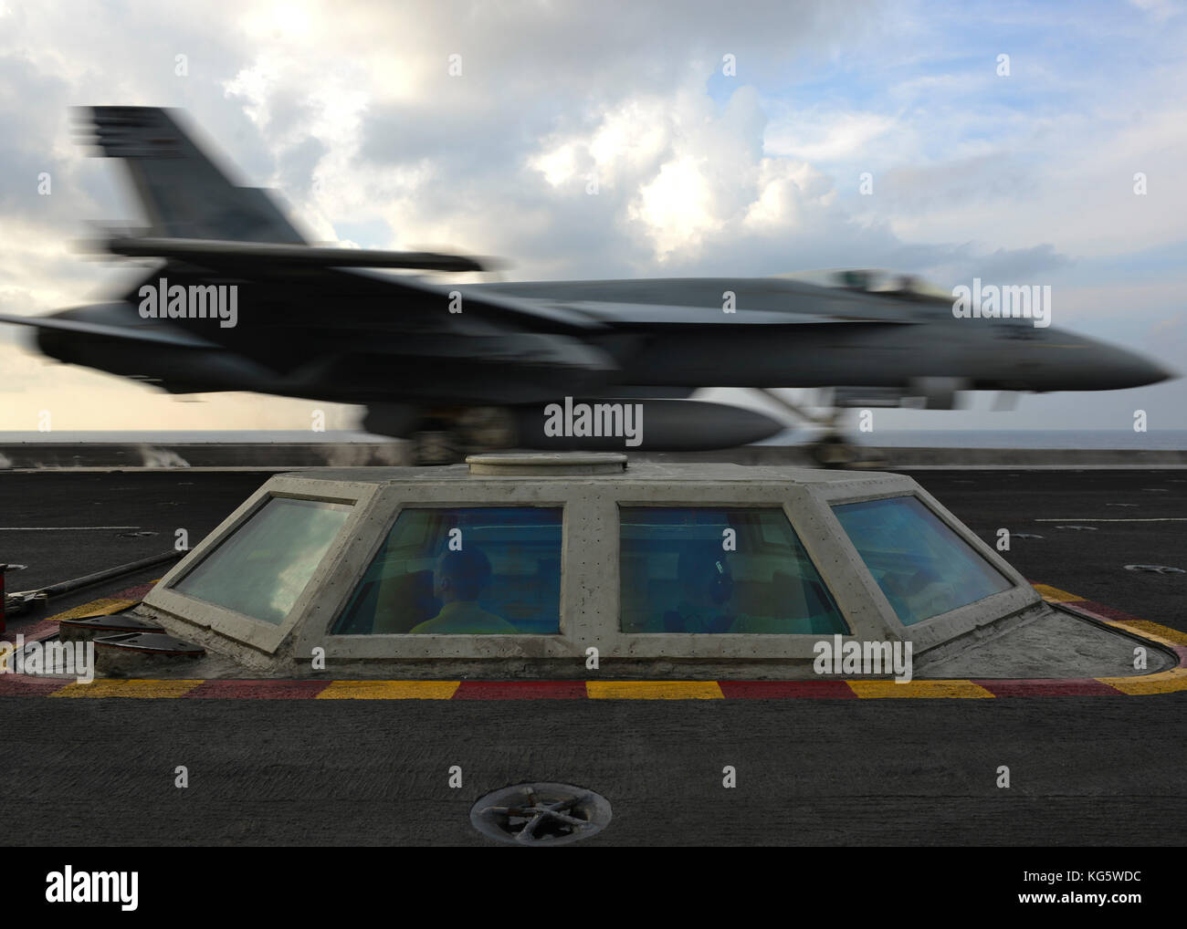 Un F/A-18E Super Hornet assegnato al "i diamanti blu" di Strike Fighter Squadron (VFA) 146 lancia o Foto Stock