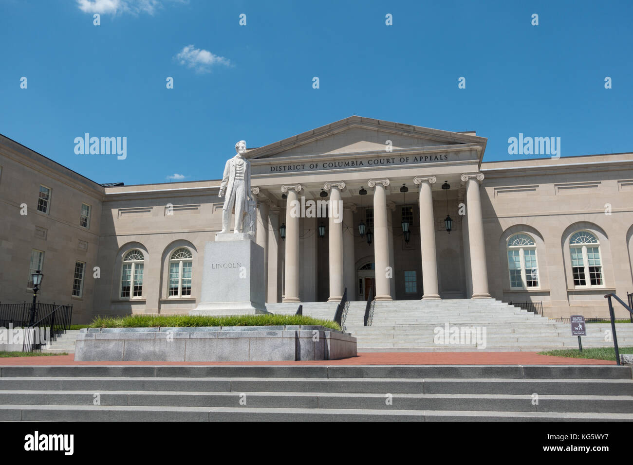 Il Distretto di Columbia corte di appello edificio con una statua del presidente Abraham Lincoln, Washington DC, Stati Uniti. Foto Stock