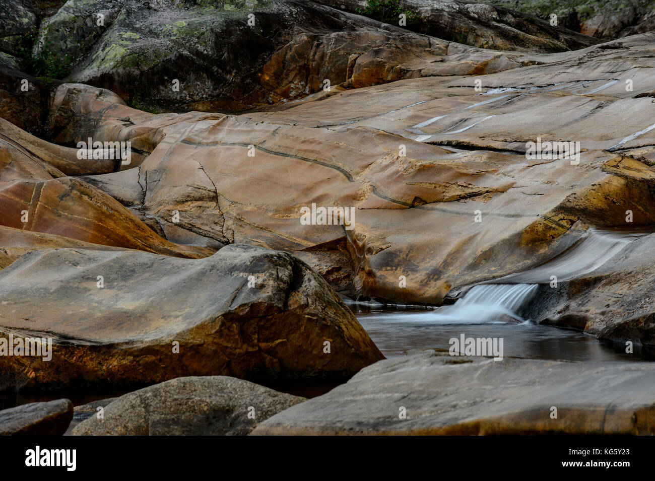 Rocce rosse in un letto di fiume nel fiume Otra a Setesdal, Norvegia Foto Stock