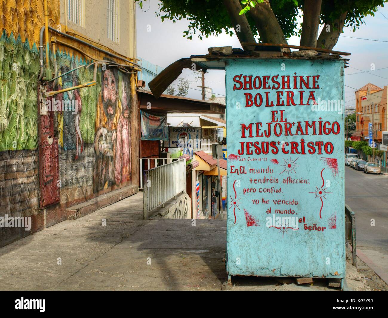 Tijuana, Messico - 1 settembre 2015: Piccolo stand blu shoeshine con iscrizione religiosa sul lato in spagnolo Foto Stock