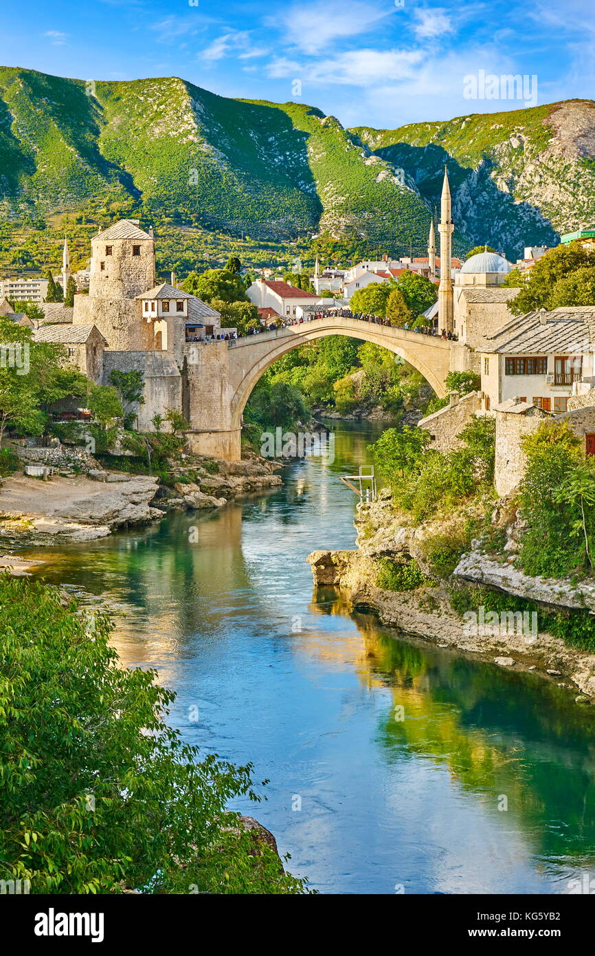 mostar-in-bosnia-ed-erzegovina-stari-most-o-ponte-vecchio-neretva