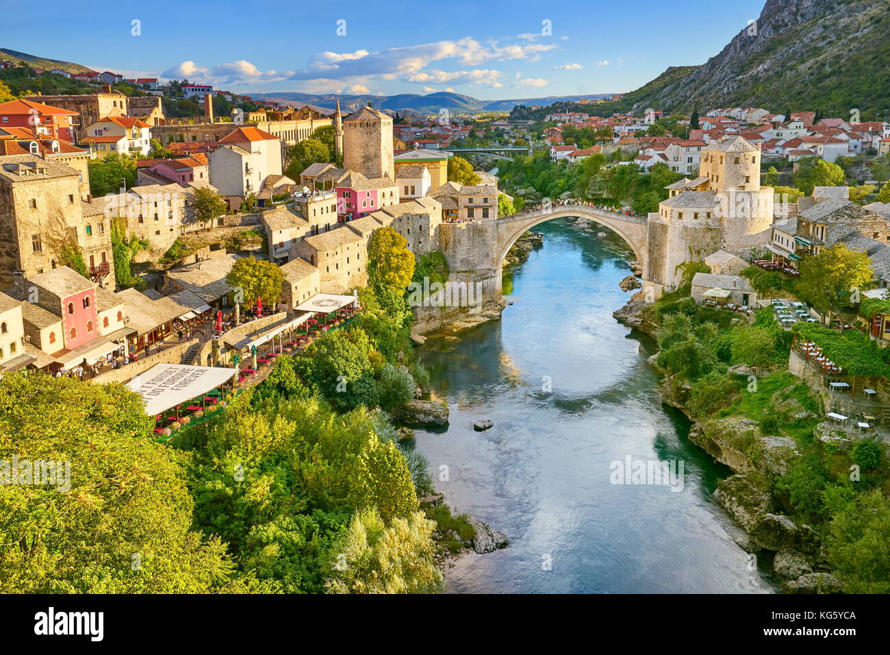 Stari Most o Ponte vecchio fiume Neretva, Mostar Bosnia ed Erzegovina Foto Stock
