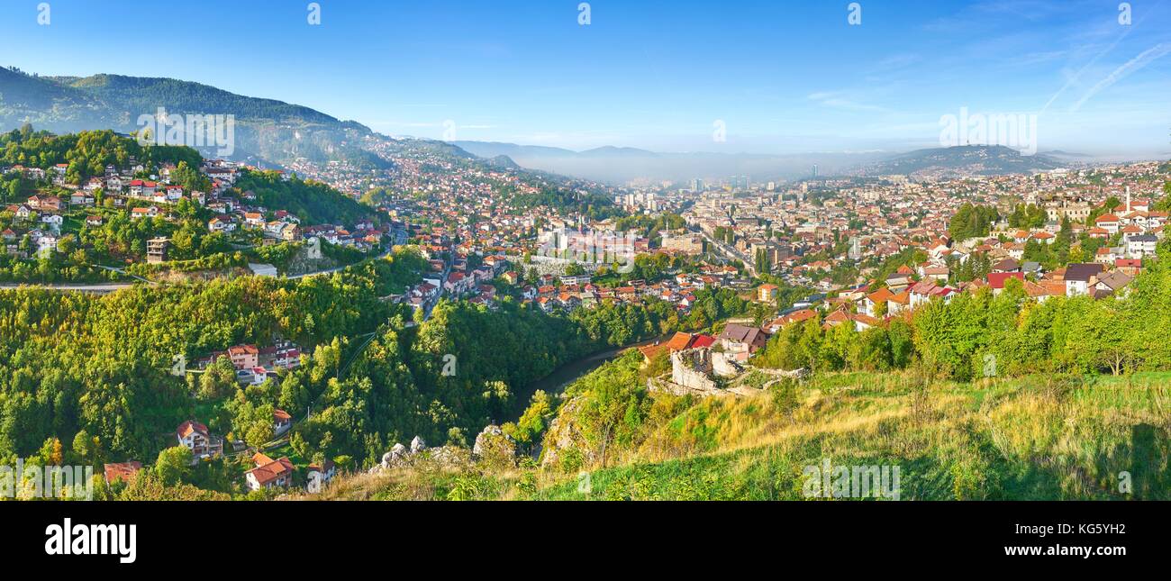 Antenna panorama di Sarajevo, città capitale della Bosnia Erzegovina Foto Stock