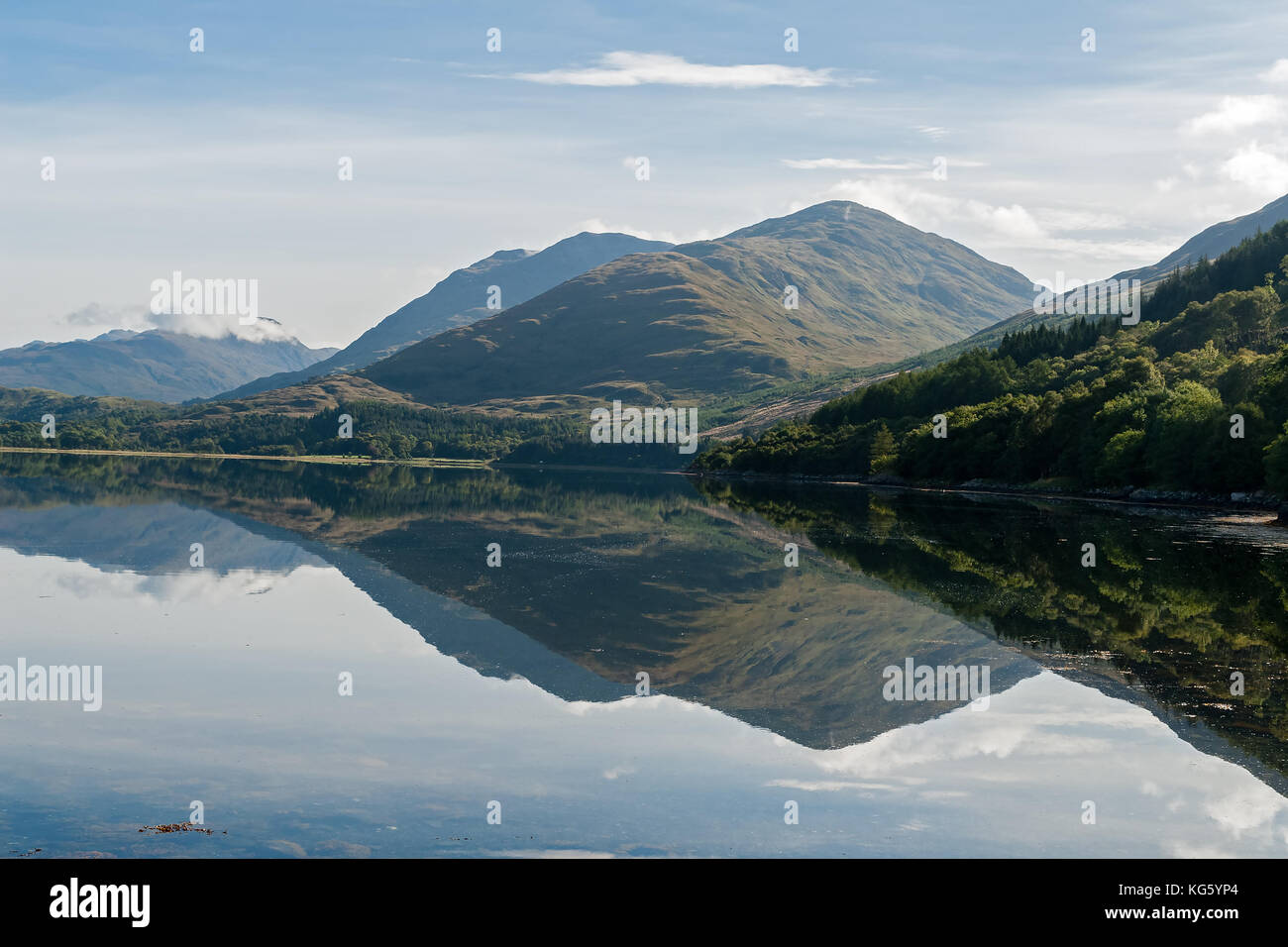 Riflessioni di montagne in Loch Creran - Scozia, Regno Unito Foto Stock