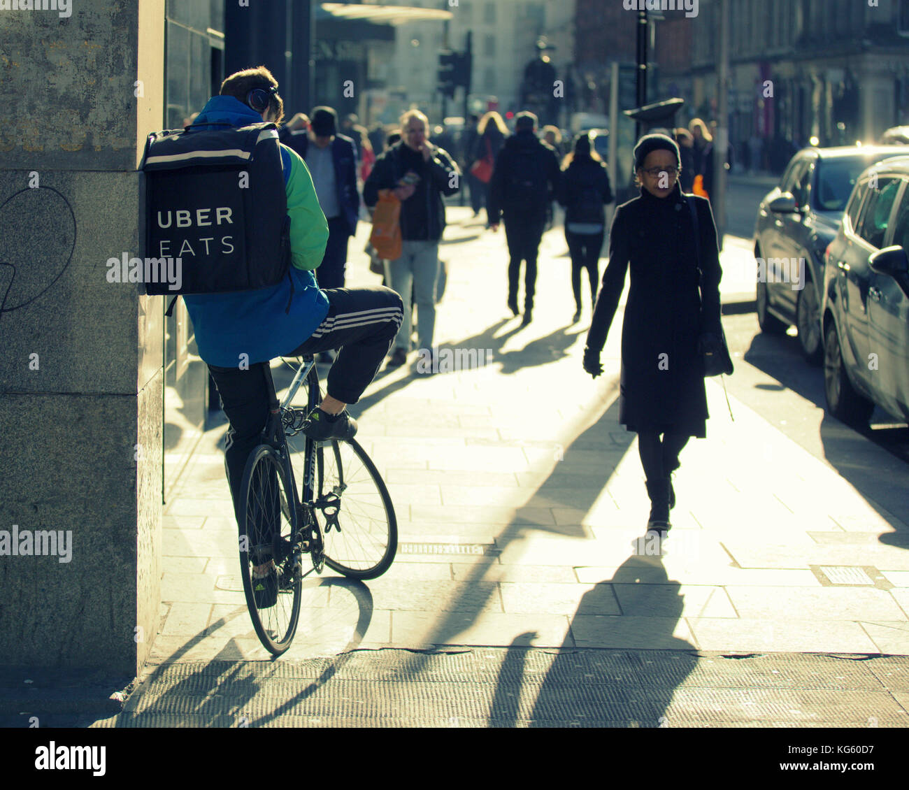 Uber mangia la consegna ciclista bike visto da dietro sulla strada Foto Stock