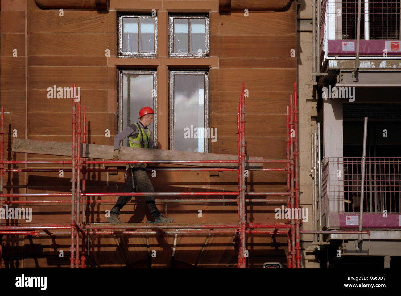 Stazione di queen street glasgow ristrutturazione ponteggi lavoratori scaffolders elmetti di sicurezza Foto Stock