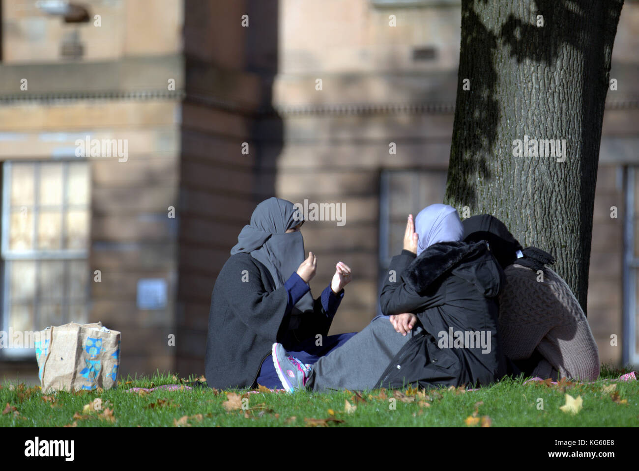 Famiglia asiatica rifugiato vestito hijab sciarpa su strada nel Regno Unito musulmana musulmano Foto Stock