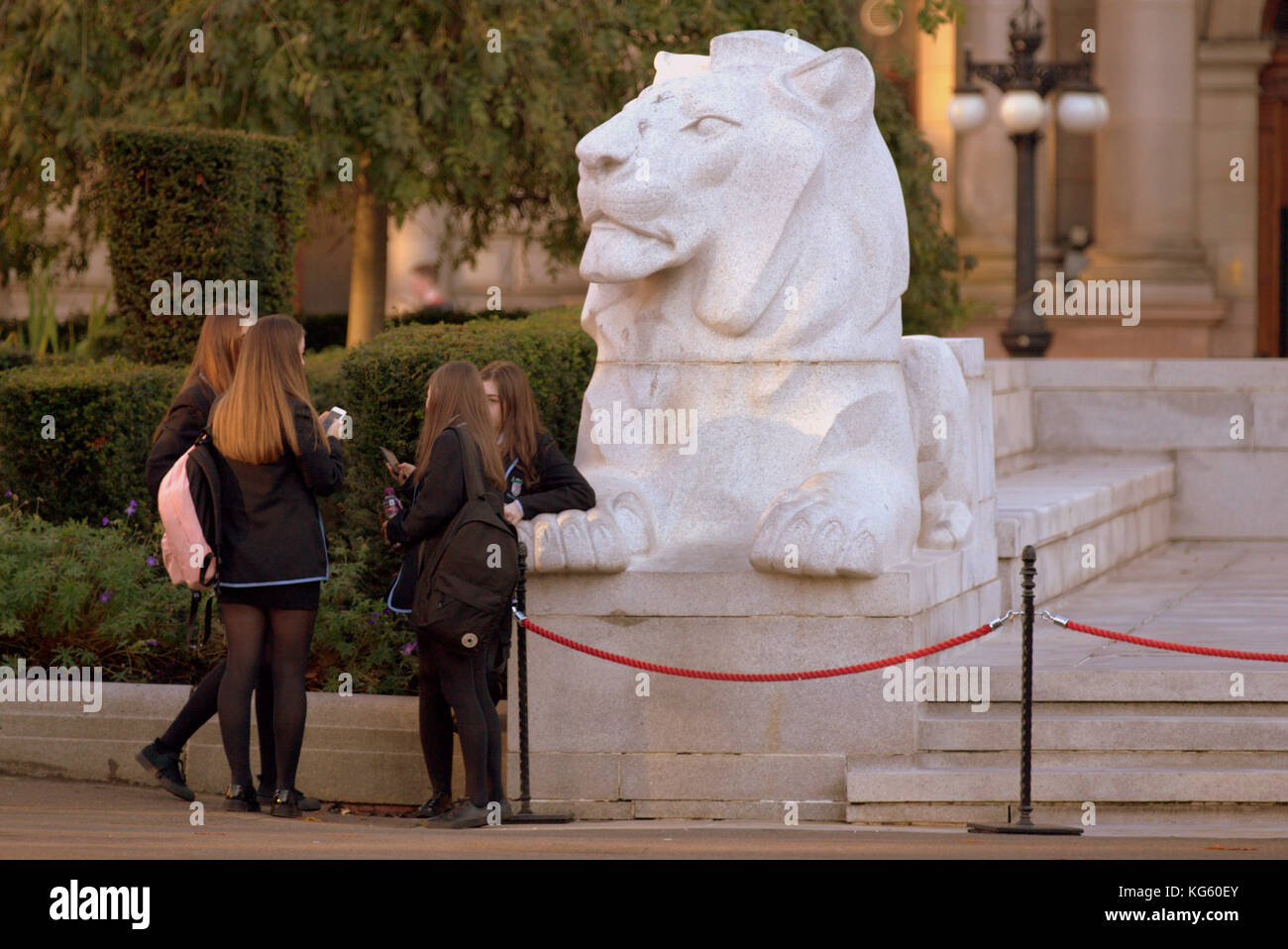 Scolare le ragazze giovani donne in uniforme il Lion su il cenotafio su George Square glasgow Foto Stock