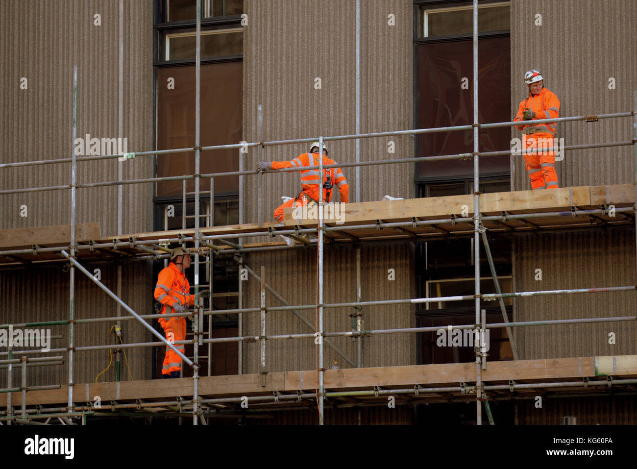 Stazione di queen street glasgow ristrutturazione ponteggi lavoratori scaffolders elmetti di sicurezza Foto Stock