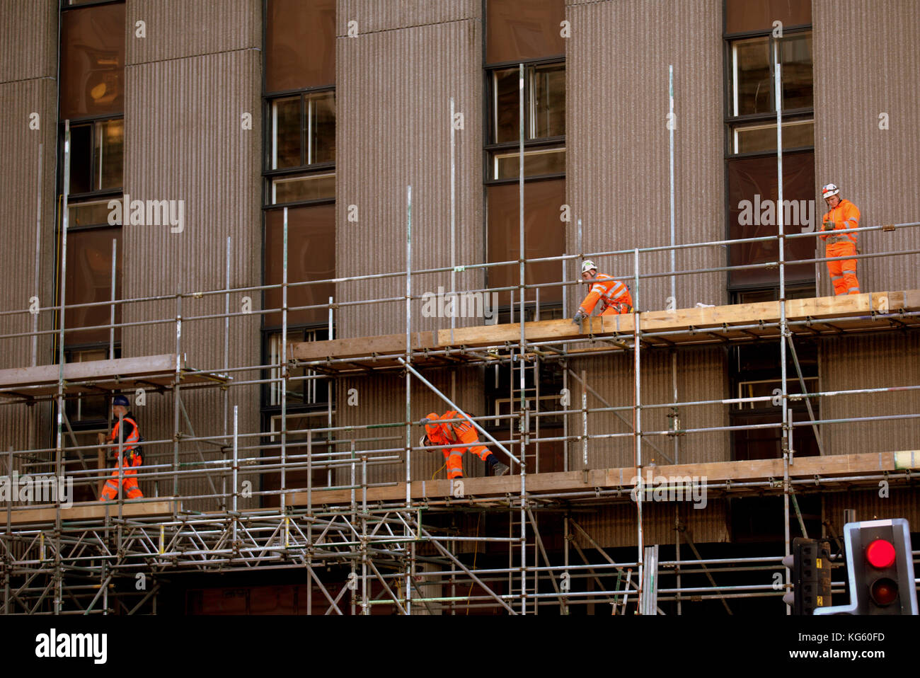 Stazione di queen street glasgow ristrutturazione ponteggi lavoratori scaffolders elmetti di sicurezza Foto Stock