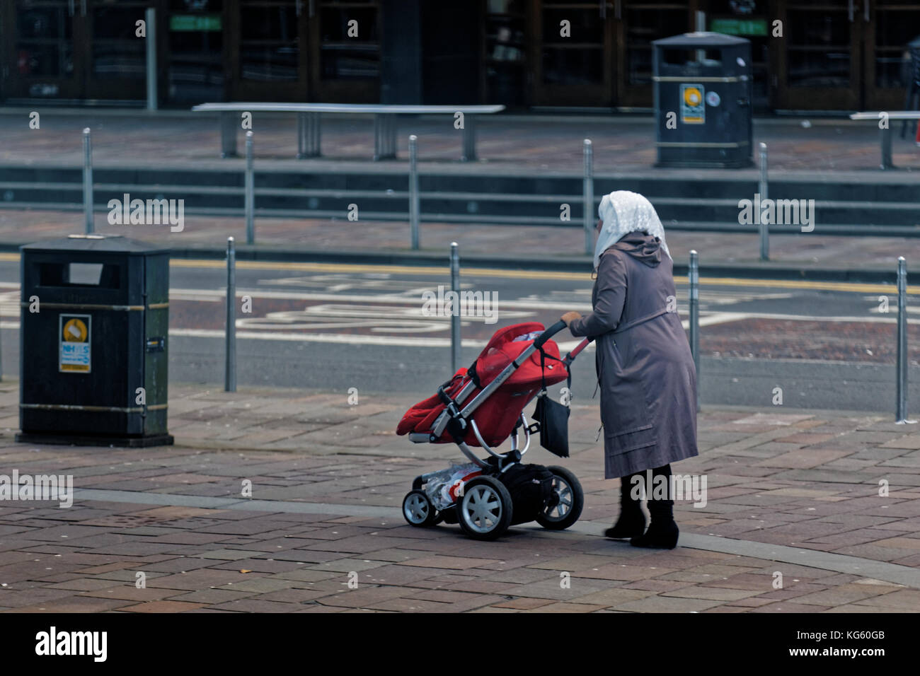 Donne asiatiche ragazze rifugiate di famiglia hanno vestito la sciarpa Hijab per strada nel musulmano musulmano britannico Foto Stock