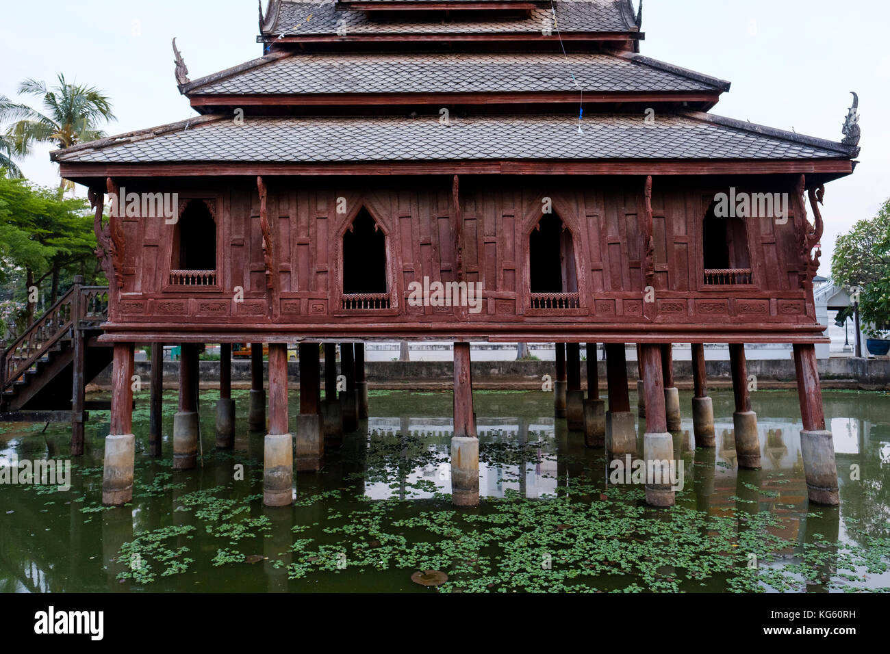 La scrittura in legno hall ('ho trai') al wat thung si muang, un inizio ottocento tempio buddista in Ubon Ratchathani, isaan, Thailandia. Foto Stock