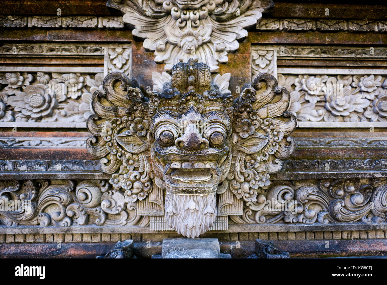 Il tradizionale design balinese scultura in pietra che rappresenta la faccia di 'kala' (tempo, o DIO della morte), Ubud, Bali, Indonesia. Foto Stock