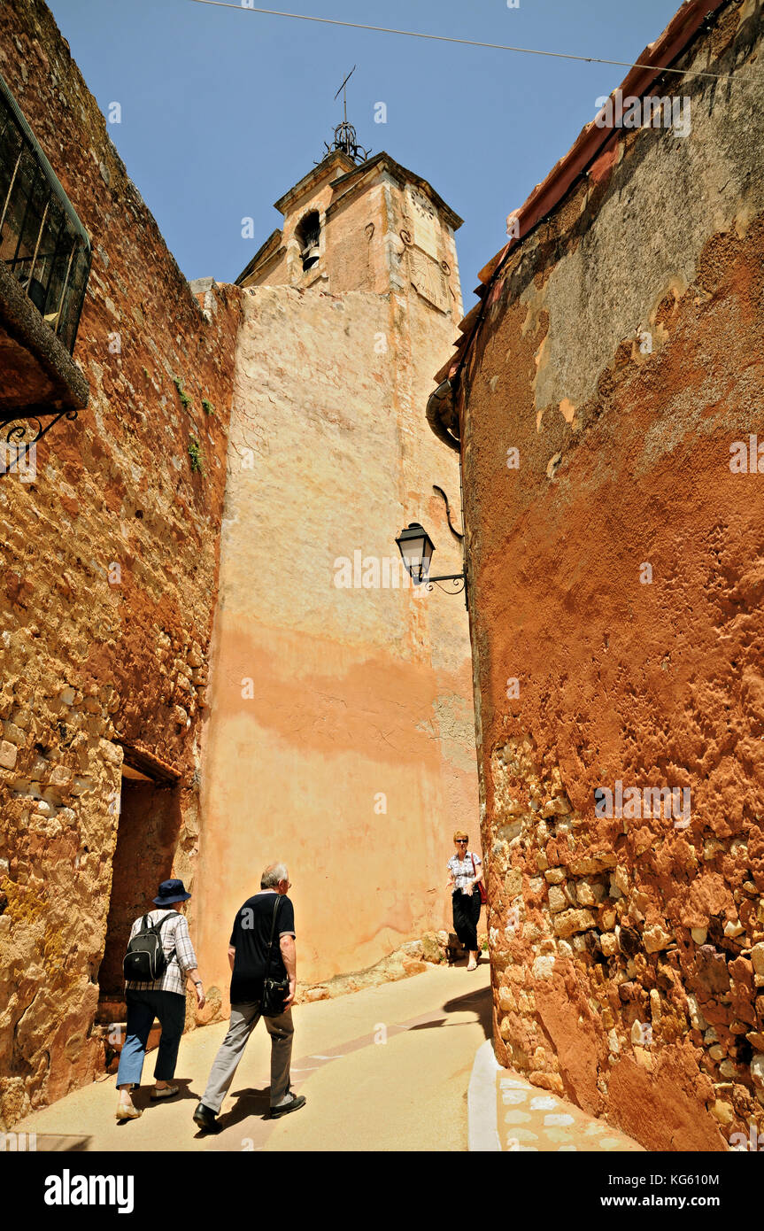 Vicolo e campanile di Roussillon, Luberon, Provenza, Francia Foto Stock